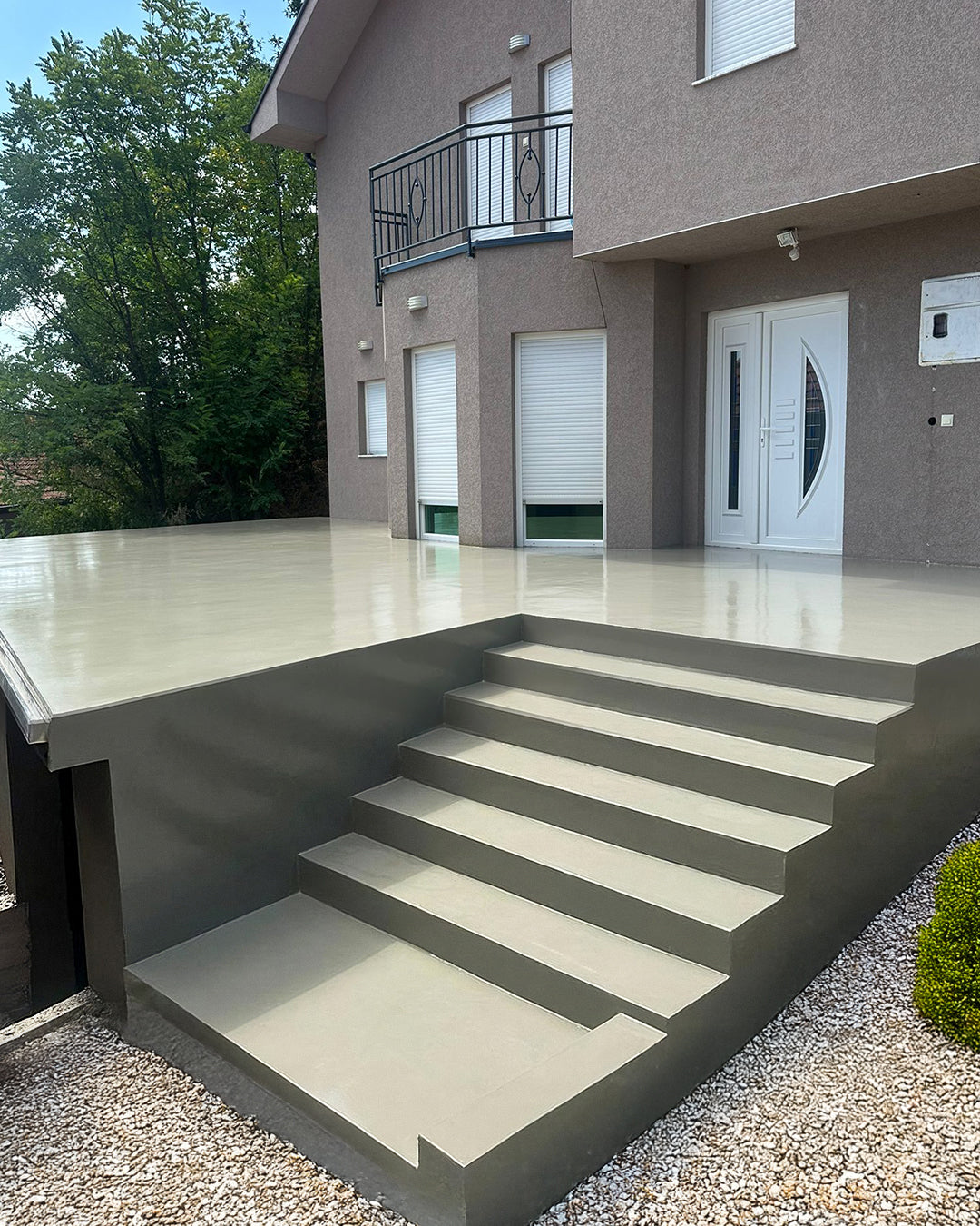Terrasse extérieure moderne — sol béton époxy Micropox