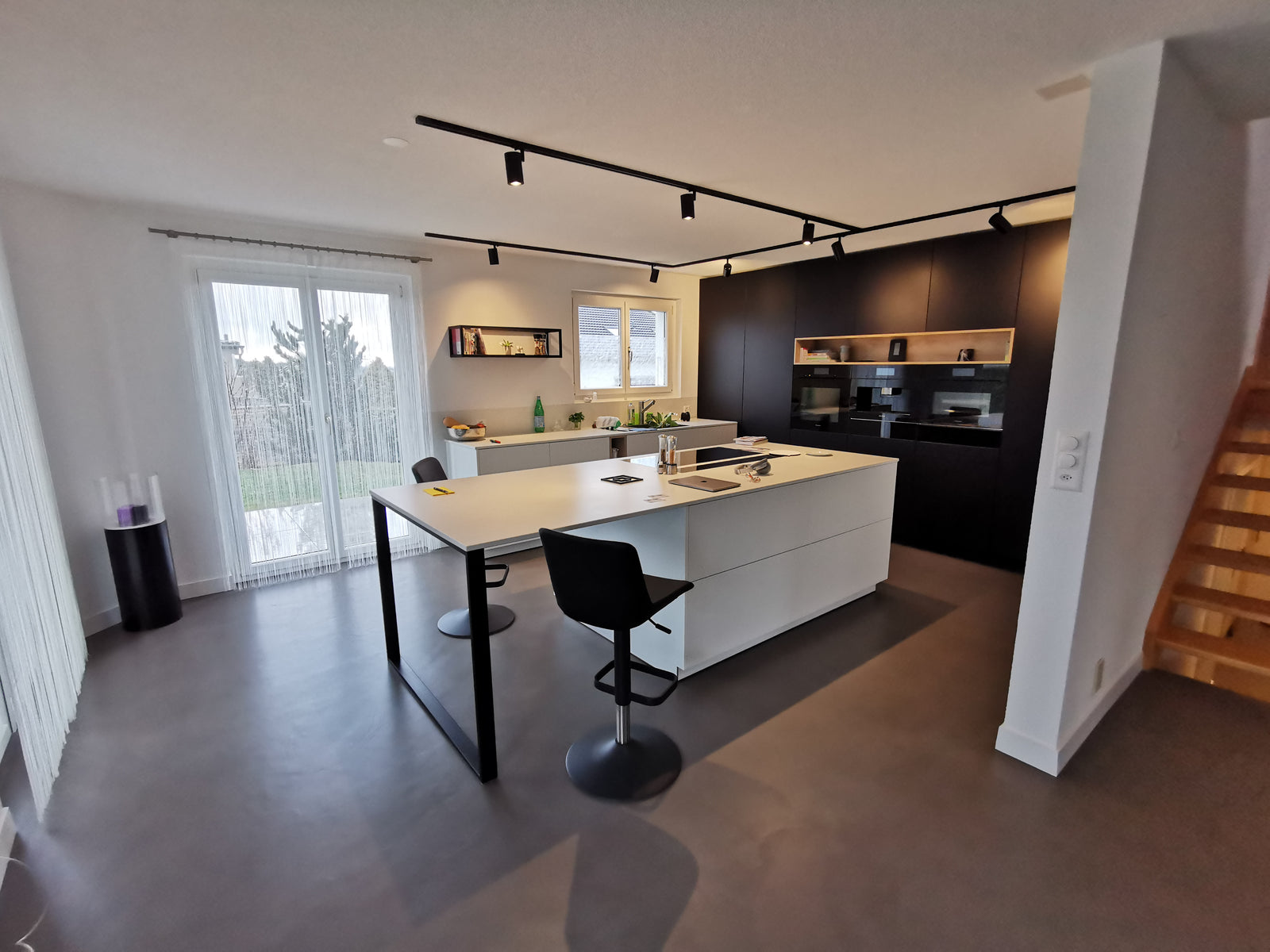 Cuisine après rénovation — sol béton époxy Micropox