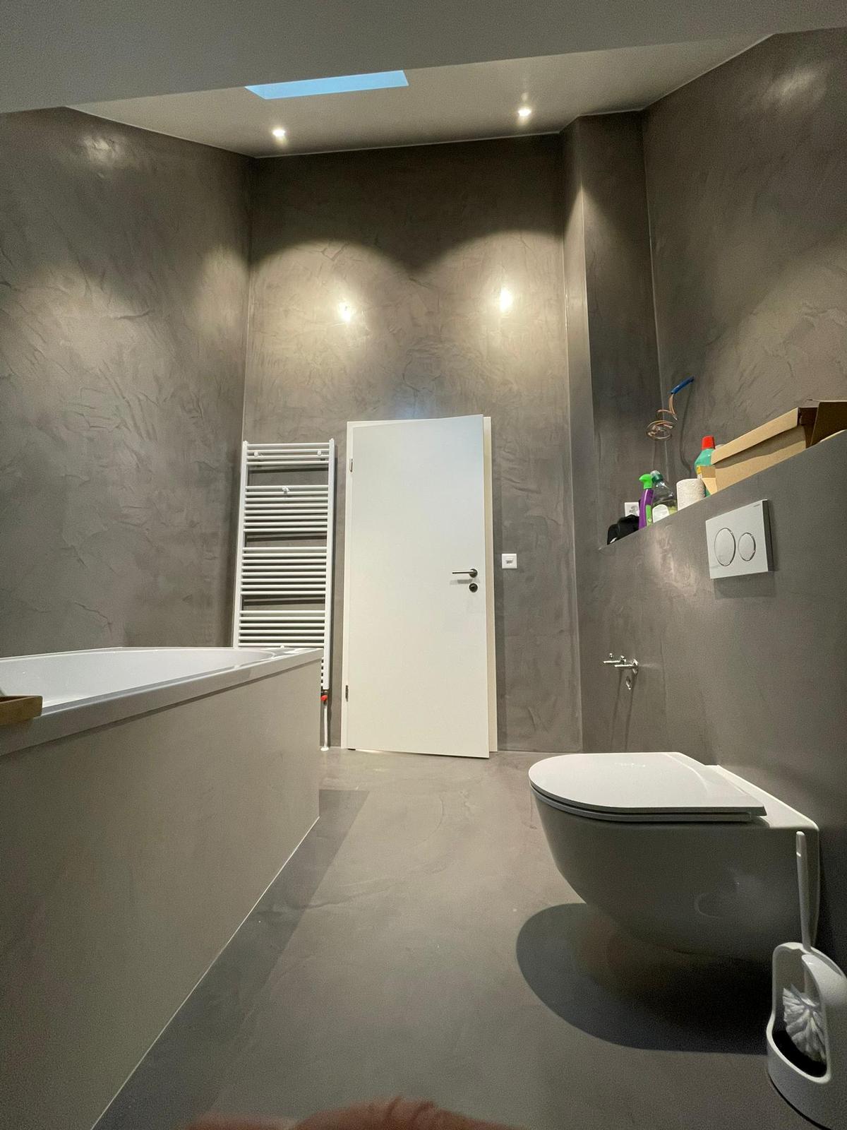 Salon avec sol béton époxy contemporain
